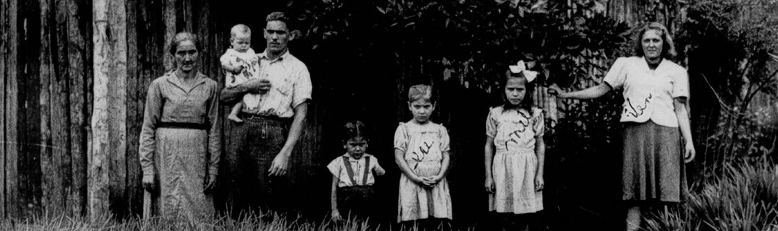 Foto de Venancia com mãe e irmãos