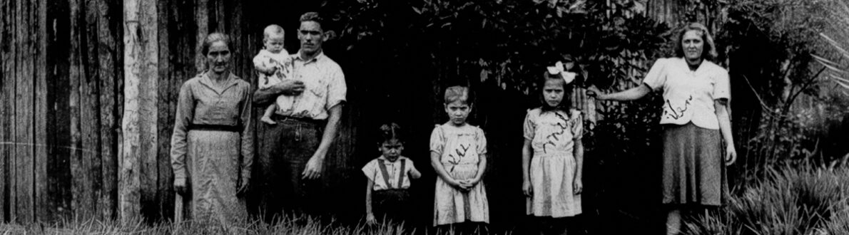 Foto de Venancia com mãe e irmãos